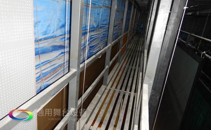 深圳金沙湾雪域广场舞台吊杆设备采用通用舞台立式自动排绳吊杆机