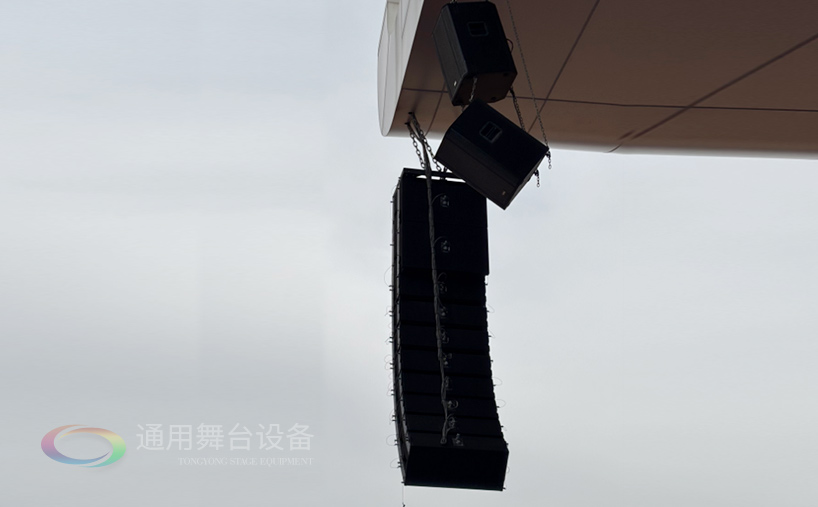 通用舞台机械完成某高校体育场线阵列音箱、舞台吊杆等设备架设 提升大型活动视听体验