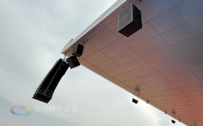 通用舞台机械完成某高校体育场线阵列音箱、舞台吊杆等设备架设 提升大型活动视听体验